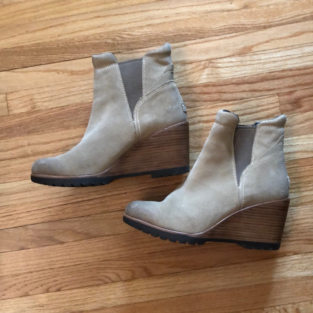 Sorel wedge Boots tan pull on